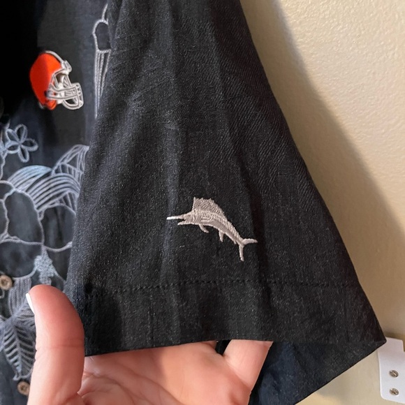 Tommy Bahama Islandzone NFL Cleveland Browns Silk Blend Hawaiian Shirt NWT - Picture 3 of 13